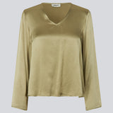 Langærmet top i satin. MilanoMD LS top har en v-hals og en løs pasform