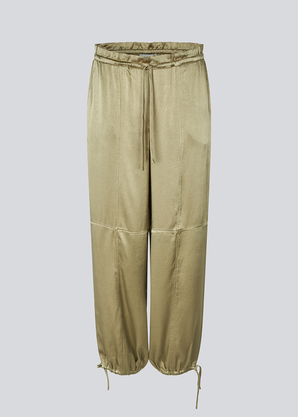 Parachute bukser i satin. MilanoMD pants har sidelommer og spændes med et bindebånd og i bunden.
