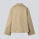 Jakke i beige med asymmetrisk lukning. MillaMD jacket har to lommer fortil, krave og brede ærmer