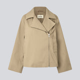 Jakke i beige med asymmetrisk lukning. MillaMD jacket har to lommer fortil, krave og brede ærmer