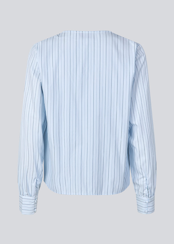 Bluse med Løs pasform og v-udskæring. MilleMD LS top har en knappelukning fortil og machet med knappelukning.