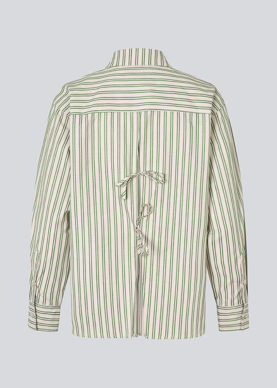 Klassisk skjorte i farven Medium Green Stripemed åbning i ryggen og sløjfe detaljer. MilleMD stripe shirt har en oversize pasform og manchet med knappelukning. Modellen er 177 cm og har en str. S/36 på.