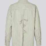 Klassisk skjorte i farven Medium Green Stripemed åbning i ryggen og sløjfe detaljer. MilleMD stripe shirt har en oversize pasform og manchet med knappelukning. Modellen er 177 cm og har en str. S/36 på.