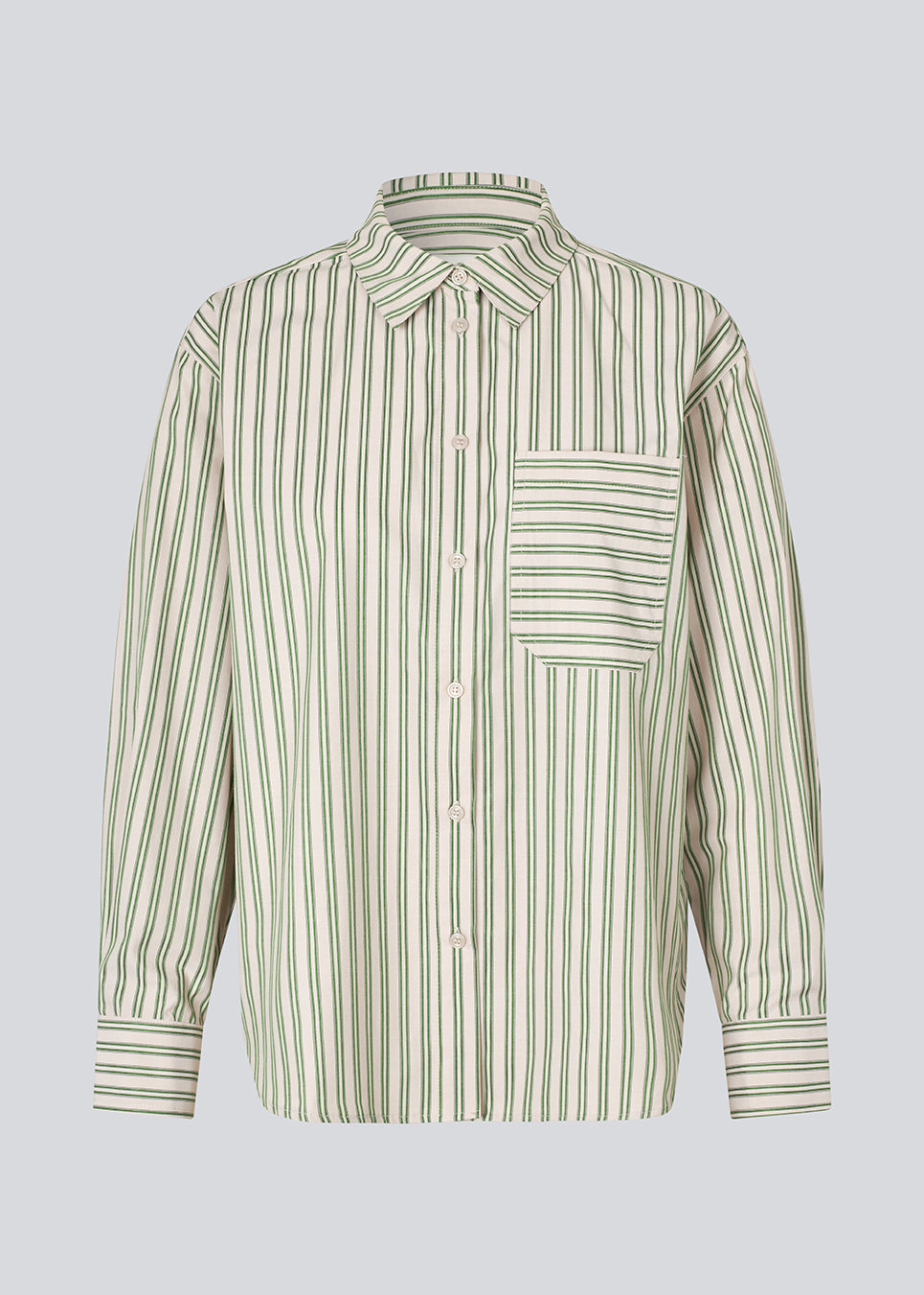Klassisk skjorte i farven Medium Green Stripemed åbning i ryggen og sløjfe detaljer. MilleMD stripe shirt har en oversize pasform og manchet med knappelukning. Modellen er 177 cm og har en str. S/36 på.