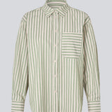 Klassisk skjorte i farven Medium Green Stripemed åbning i ryggen og sløjfe detaljer. MilleMD stripe shirt har en oversize pasform og manchet med knappelukning. Modellen er 177 cm og har en str. S/36 på.