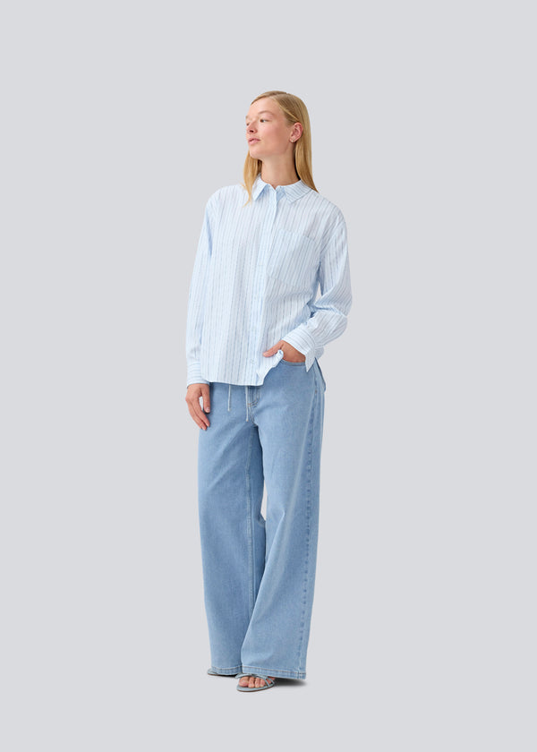 Klassisk skjorte med åbning i ryggen og sløjfe detaljer. MilleMD stripe shirt har en oversize pasform og manchet med knappelukning.