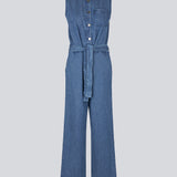 Ærmeløs jumpsuit med bindebånd i denim. MinniMD jumpsuit har lange vide ben, sidde lommer og en knappelukning fortil.