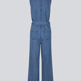 Ærmeløs jumpsuit med bindebånd i denim. MinniMD jumpsuit har lange vide ben, sidde lommer og en knappelukning fortil.