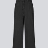 Habitbukser i denim med vide ben. MinniMD pants har en mellemhøj talje, lynlåsgylp og læg foroven, samt sidelommer og paspolerede baglommer.
