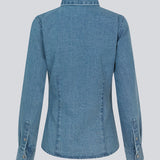 Blød denim skjorte i 100% bomuldsdenim. MinniMD shirt er figursyet og har en knappelukning fortil og skjortekrave.