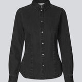 Blød denim skjorte i 100% bomuldsdenim. MinniMD shirt er figursyet og har en knappelukning fortil og skjortekrave.