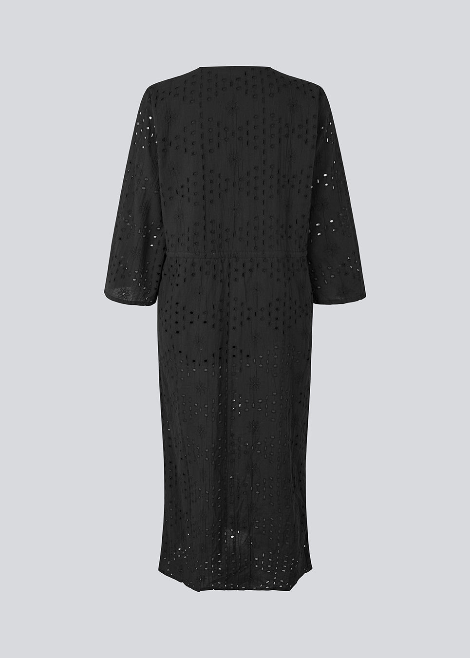 Maxi kjole i broderie anglaise. MisoMD dress har en løs pasform, v udskæring og et bindebånd i taljen. 