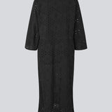 Maxi kjole i broderie anglaise. MisoMD dress har en løs pasform, v udskæring og et bindebånd i taljen. 