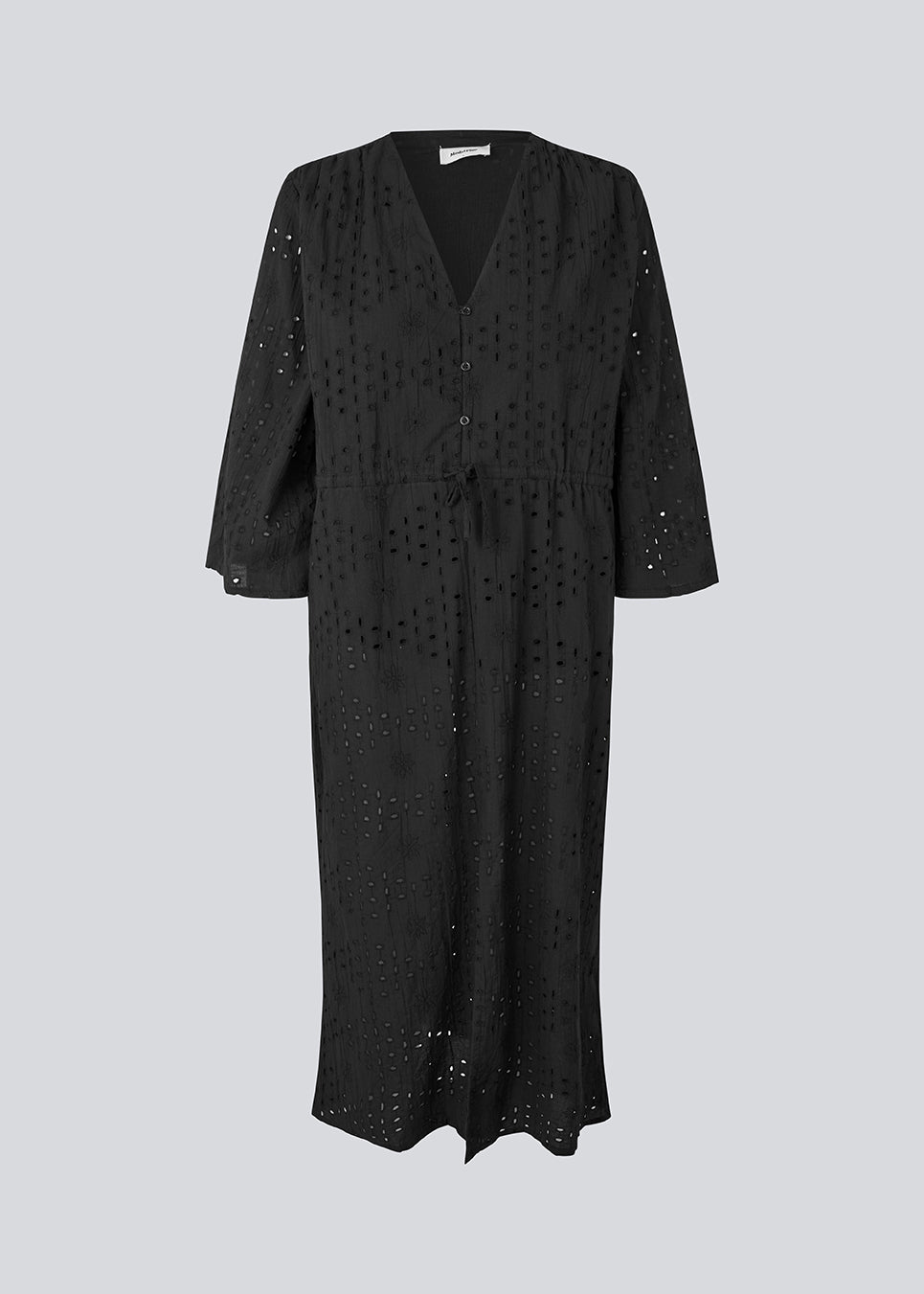 Maxi kjole i broderie anglaise. MisoMD dress har en løs pasform, v udskæring og et bindebånd i taljen. 