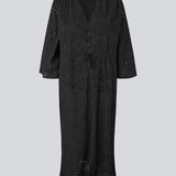 Maxi kjole i broderie anglaise. MisoMD dress har en løs pasform, v udskæring og et bindebånd i taljen. 