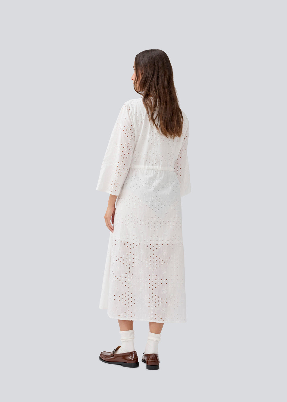 Maxi kjole i broderie anglaise. MisoMD dress har en løs pasform, v udskæring og et bindebånd i taljen.
