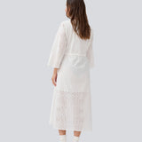 Maxi kjole i broderie anglaise. MisoMD dress har en løs pasform, v udskæring og et bindebånd i taljen.
