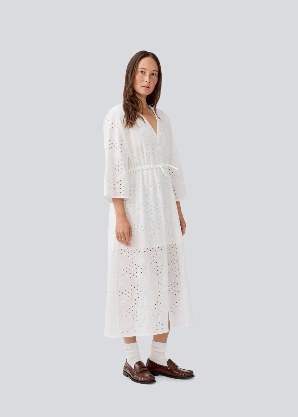 Maxi kjole i broderie anglaise. MisoMD dress har en løs pasform, v udskæring og et bindebånd i taljen.