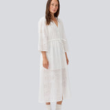 Maxi kjole i broderie anglaise. MisoMD dress har en løs pasform, v udskæring og et bindebånd i taljen.