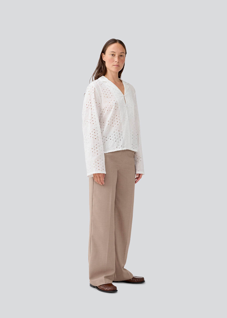 Løs skjorte i broderie anglaise. MisoMD shirt har lange brede ærmer og to knapper fortil.