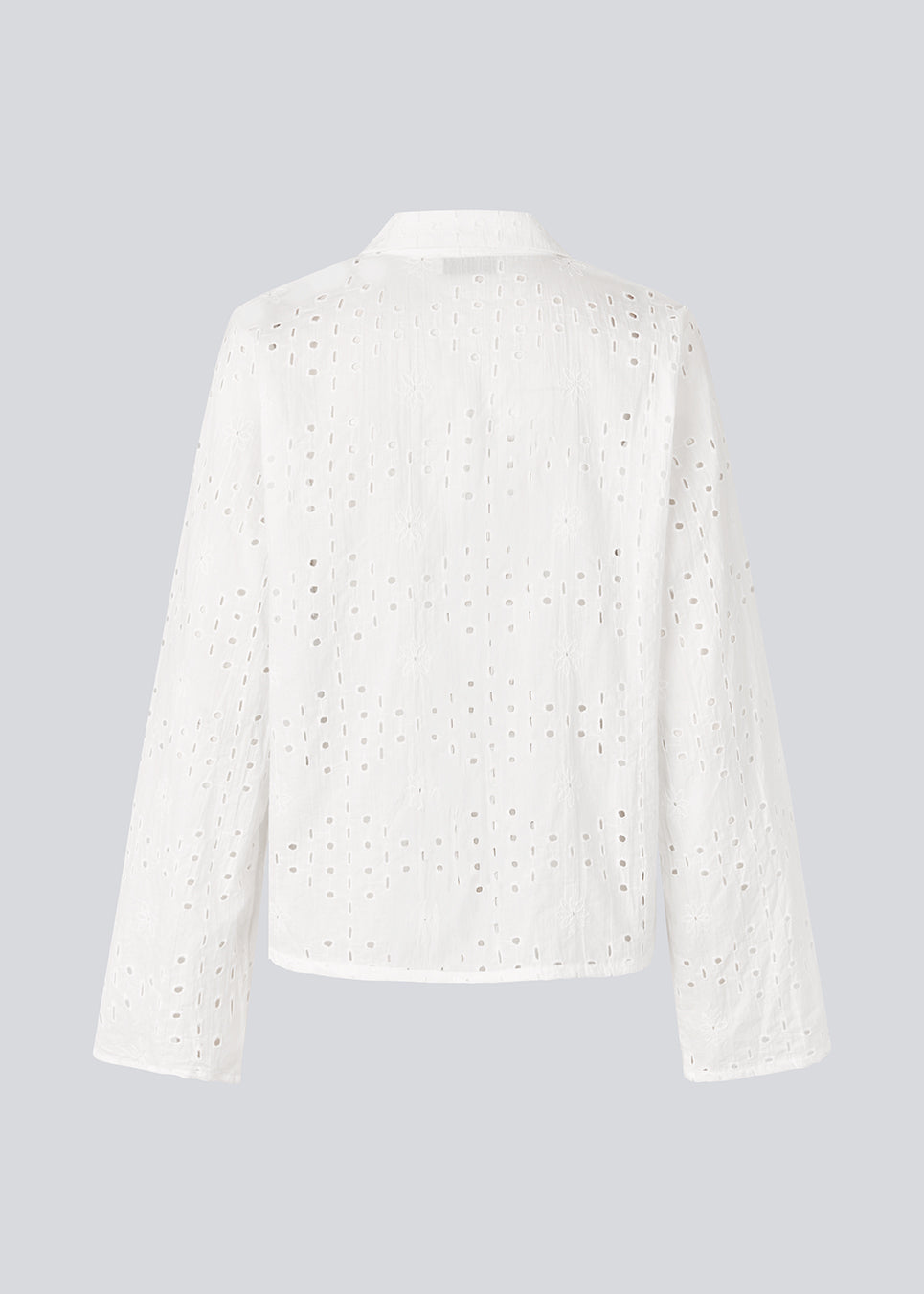 Løs skjorte i broderie anglaise. MisoMD shirt har lange brede ærmer og to knapper fortil.