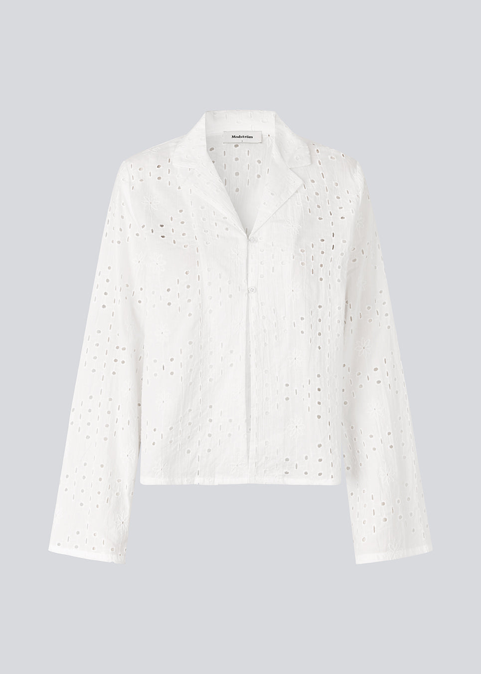 Løs skjorte i broderie anglaise. MisoMD shirt har lange brede ærmer og to knapper fortil.