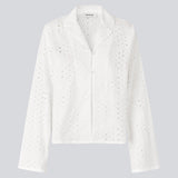 Løs skjorte i broderie anglaise. MisoMD shirt har lange brede ærmer og to knapper fortil.