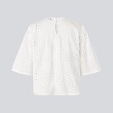 Top med korte ærmer i broderie anglaise. MisoMD top har en løs pasform og en slids med knappelukning i ryggen. 
