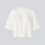 Top med korte ærmer i broderie anglaise. MisoMD top har en løs pasform og en slids med knappelukning i ryggen. 