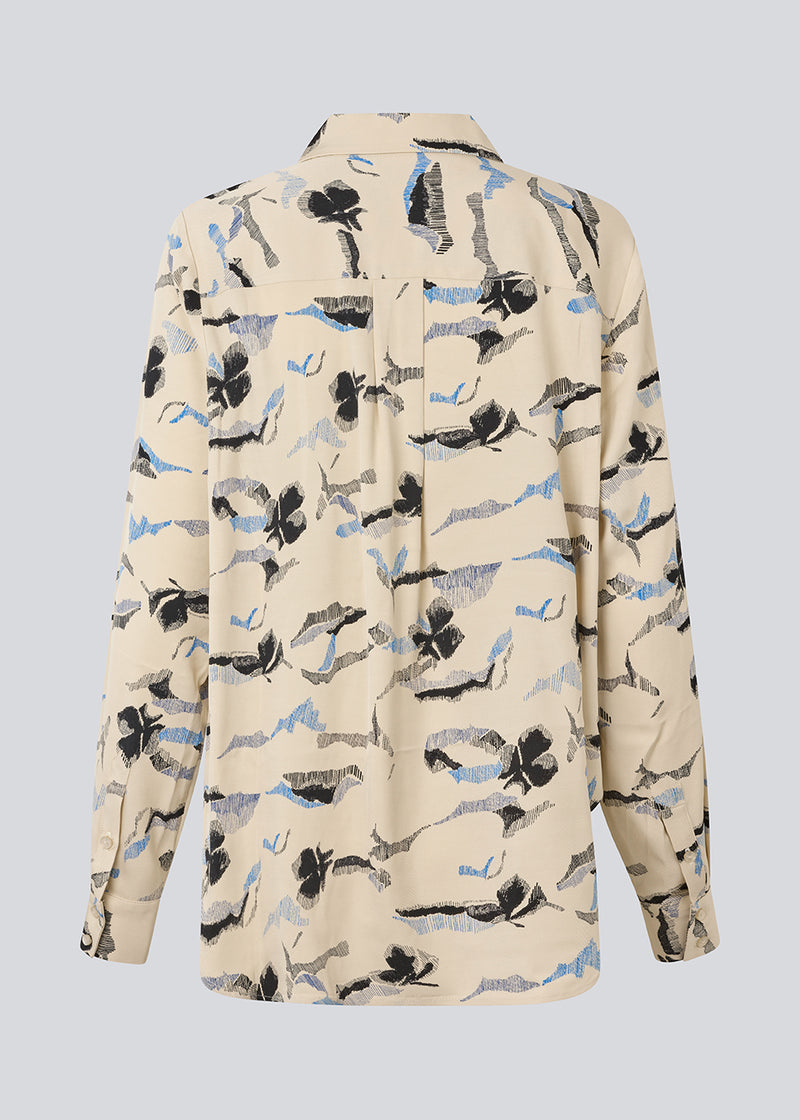 Klassisk skjorte med løs pasform. MistMD print shirt har lange ærmer, skjorte krave og en klappelukning fortil.