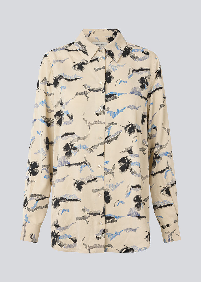 Klassisk skjorte med løs pasform. MistMD print shirt har lange ærmer, skjorte krave og en klappelukning fortil.