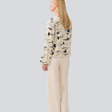 Bluse med v-udskæring og løse ærmer. MistMD print top har en løs pasform og knappelukning med beklædte knapper fortil.
