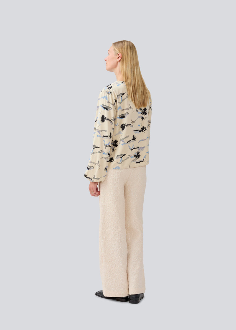 Bluse med v-udskæring og løse ærmer. MistMD print top har en løs pasform og knappelukning med beklædte knapper fortil.