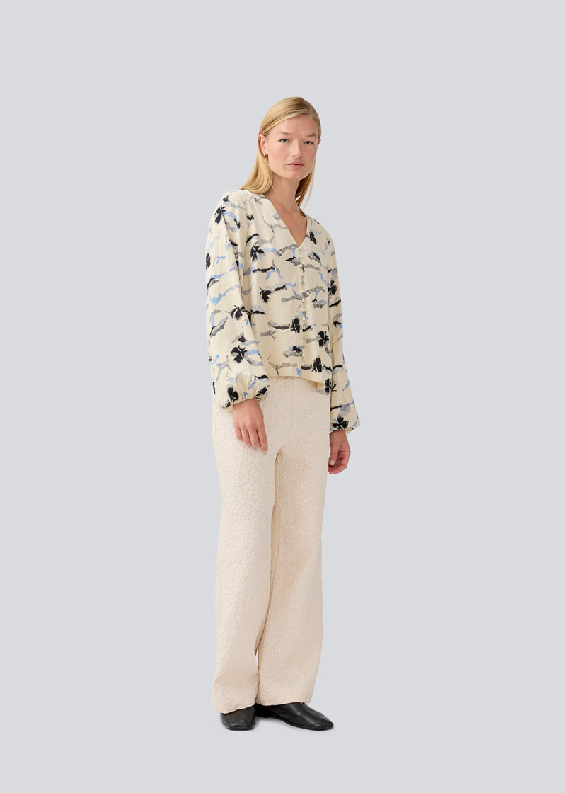 Bluse med v-udskæring og løse ærmer. MistMD print top har en løs pasform og knappelukning med beklædte knapper fortil.
