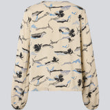 Bluse med v-udskæring og løse ærmer. MistMD print top har en løs pasform og knappelukning med beklædte knapper fortil.