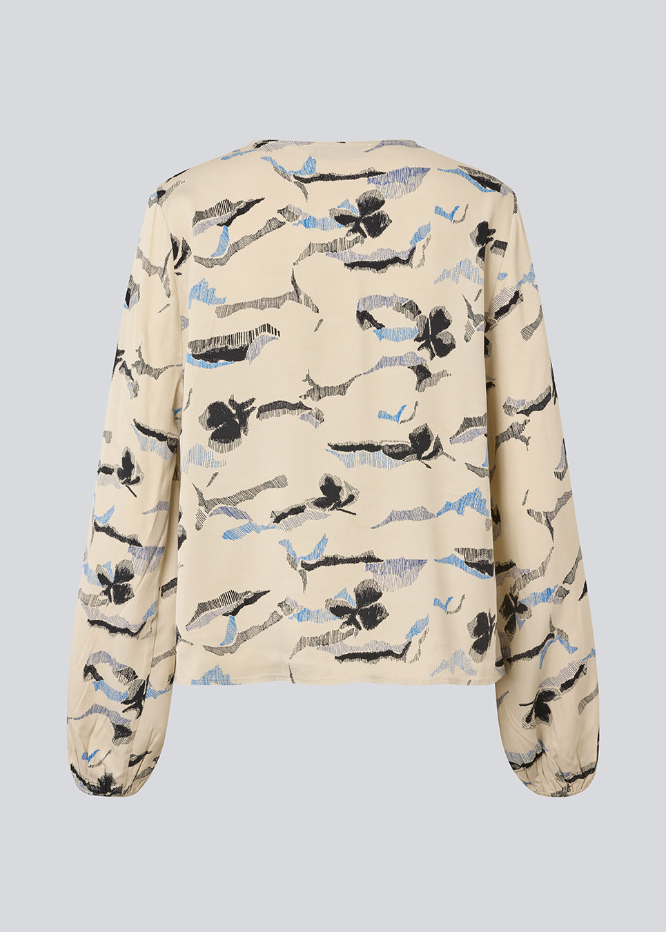 Bluse med v-udskæring og løse ærmer. MistMD print top har en løs pasform og knappelukning med beklædte knapper fortil.