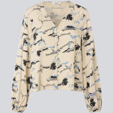 Bluse med v-udskæring og løse ærmer. MistMD print top har en løs pasform og knappelukning med beklædte knapper fortil.
