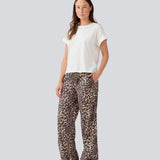 Bukser med vide ben i leo print. MoodMD print pants har sidelommer og elastik i taljen.