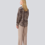 Klassisk skjorte med en oversize pasform i leo print. MoodMD print shirt har slidser i siderne som spændes med sløjfersamt knappelukning fortil og en brystlomme. 