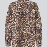 Klassisk skjorte med en oversize pasform i leo print. MoodMD print shirt har slidser i siderne som spændes med sløjfersamt knappelukning fortil og en brystlomme. 