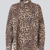 Klassisk skjorte med en oversize pasform i leo print. MoodMD print shirt har slidser i siderne som spændes med sløjfersamt knappelukning fortil og en brystlomme. 