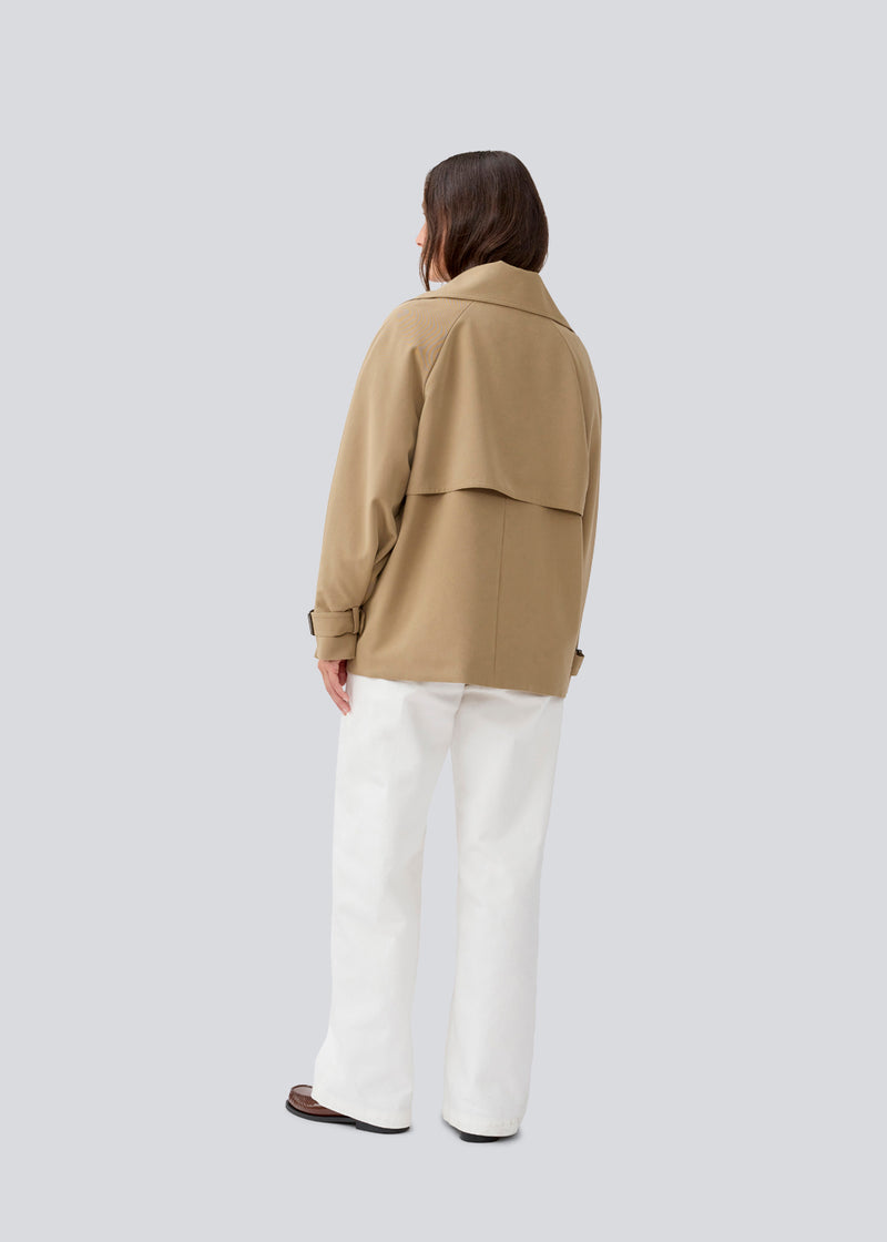 Løs dobbeltradet jakke med knappelukning. MorganMD jacket har en høj hals og brede ærmer med et justerbart spænde. 