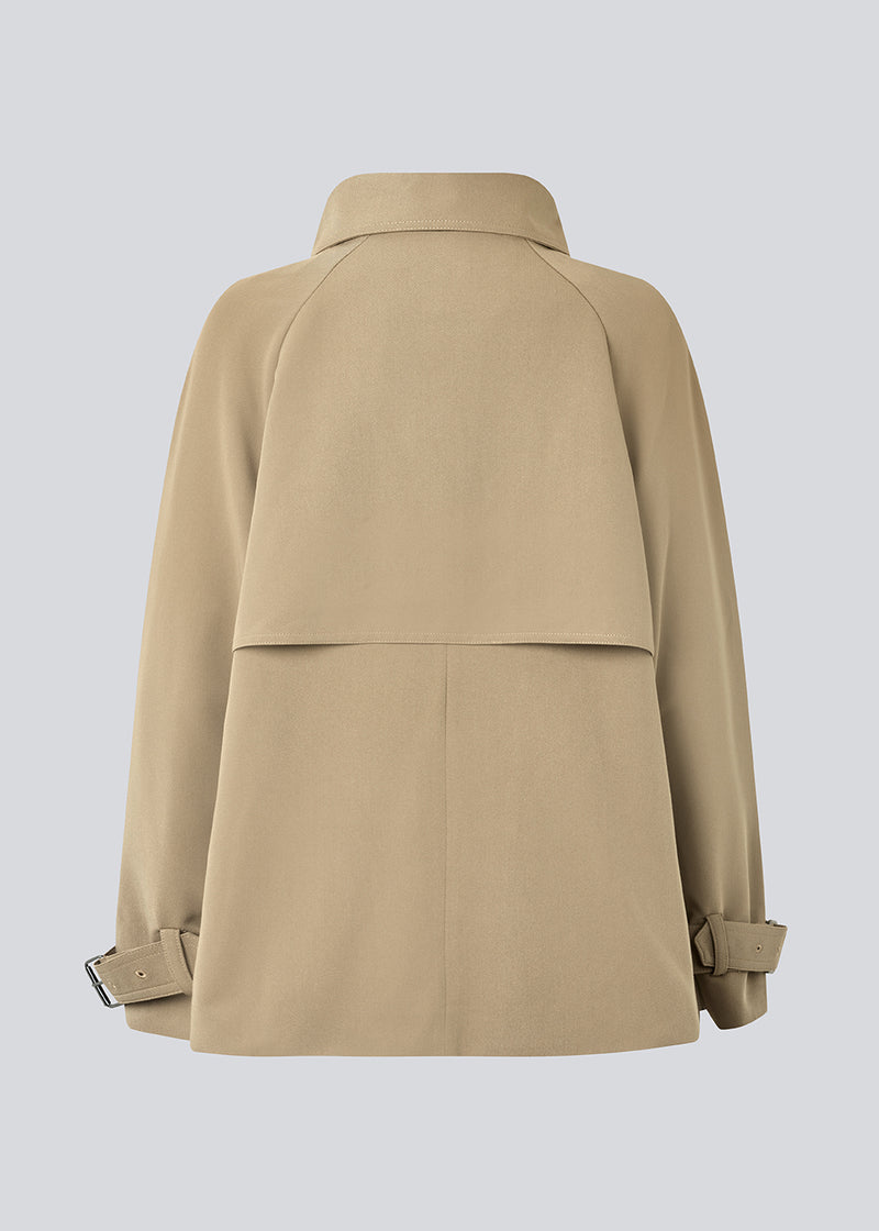 Løs dobbeltradet jakke med knappelukning. MorganMD jacket har en høj hals og brede ærmer med et justerbart spænde. 