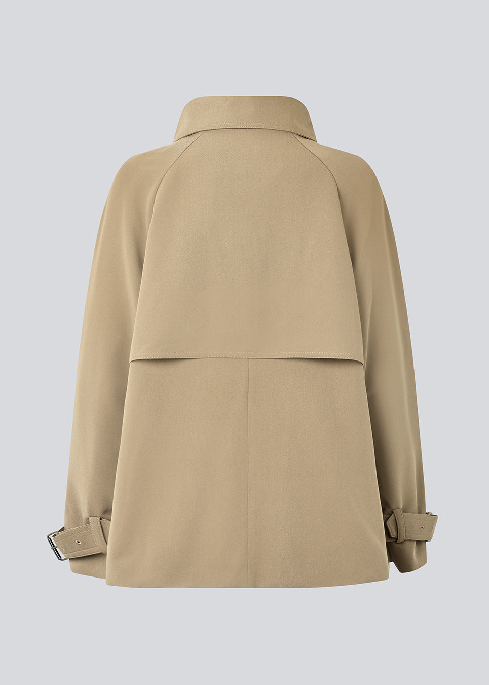 Løs dobbeltradet jakke med knappelukning. MorganMD jacket har en høj hals og brede ærmer med et justerbart spænde. 