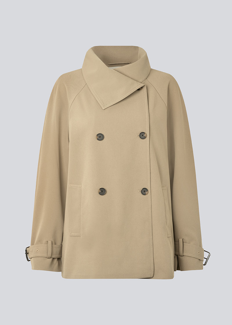 Løs dobbeltradet jakke med knappelukning. MorganMD jacket har en høj hals og brede ærmer med et justerbart spænde. 