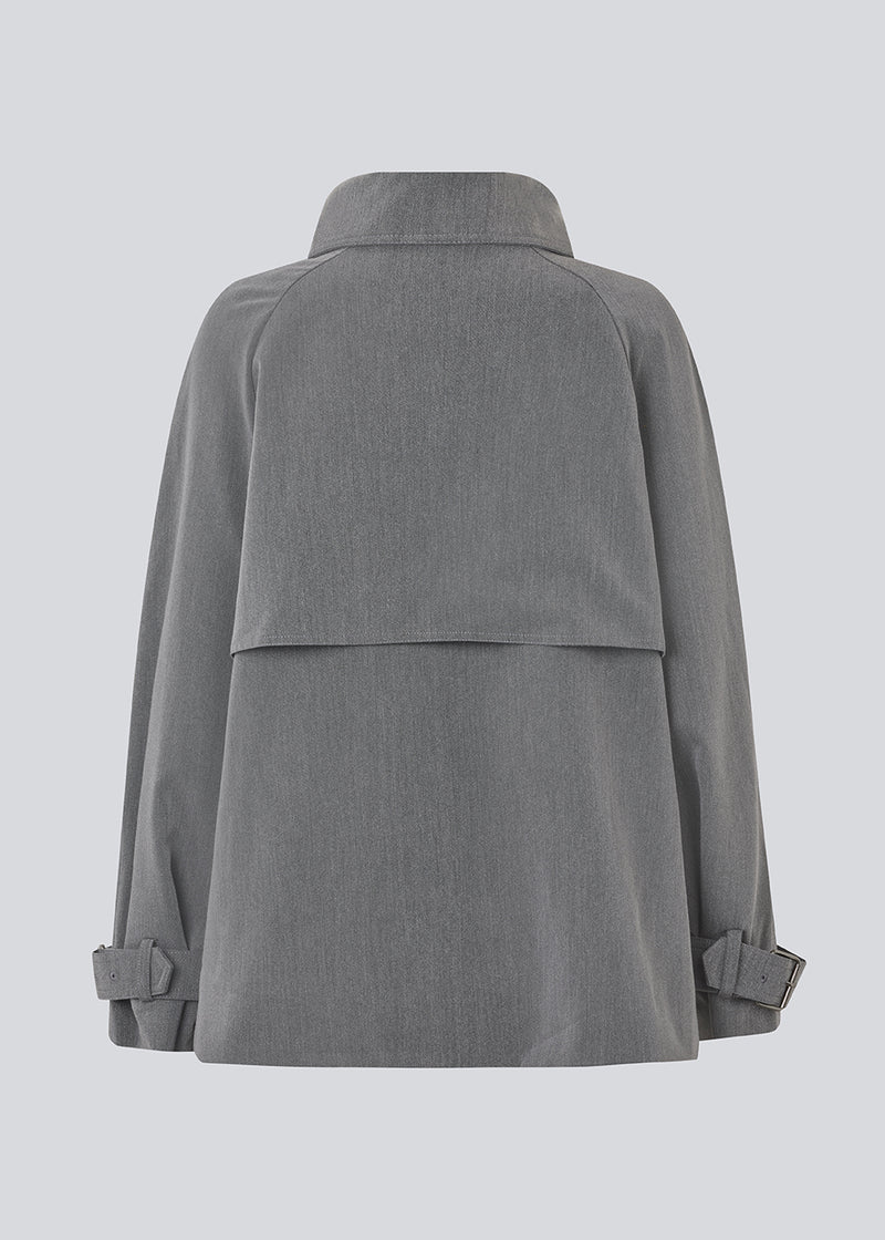 Løs dobbeltradet jakke med knappelukning. MorganMD jacket har en høj hals og brede ærmer med et justerbart spænde.