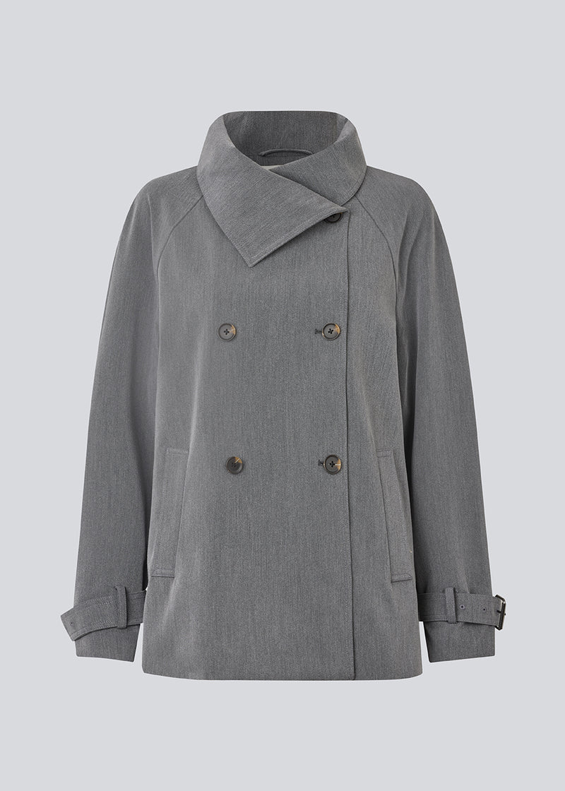 Løs dobbeltradet jakke med knappelukning. MorganMD jacket har en høj hals og brede ærmer med et justerbart spænde.