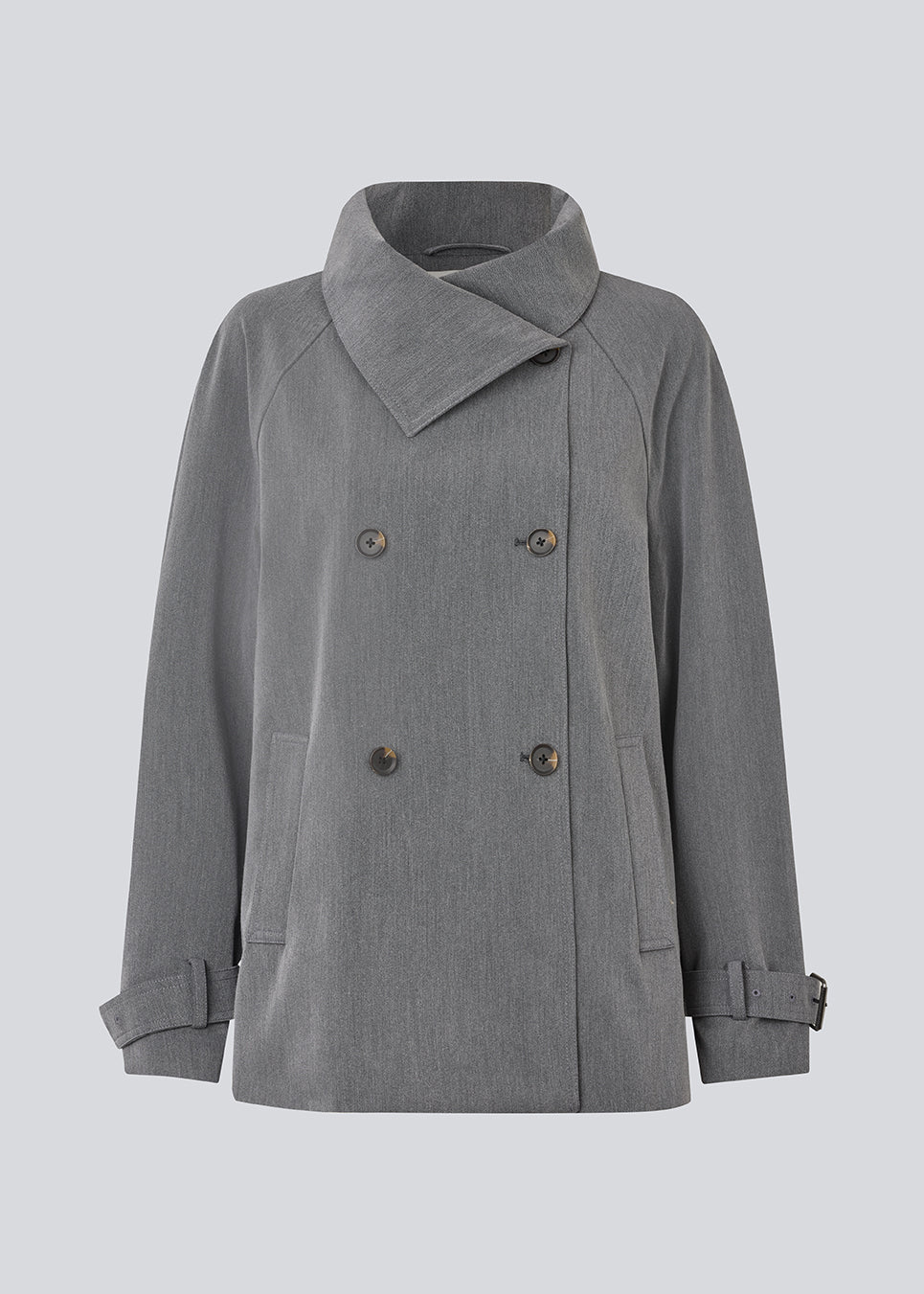 Løs dobbeltradet jakke med knappelukning. MorganMD jacket har en høj hals og brede ærmer med et justerbart spænde.
