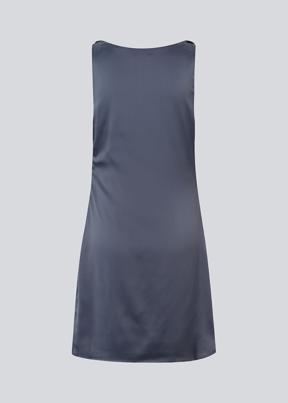 Kort kjole i mørkeblå med vandfalds detalje fortil. MylaMD dress er lavet i satin og har en usynlig lynlås i siden.