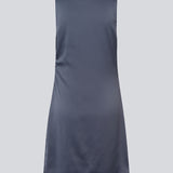 Kort kjole i mørkeblå med vandfalds detalje fortil. MylaMD dress er lavet i satin og har en usynlig lynlås i siden.